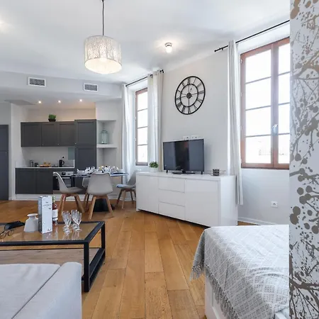 Апартаменты Gorgeous 1 Bdr With Gardens View In The Old Town *